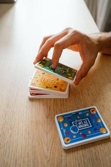 Amontoa os baralhos de cada nível